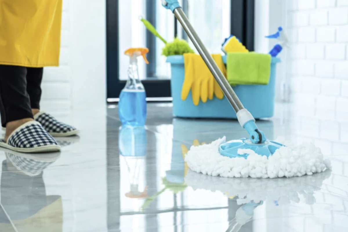 Questa metodologia, abbinata all’uso di prodotti naturali o a base di vapore, consente di mantenere le fughe pulite e igienizzate